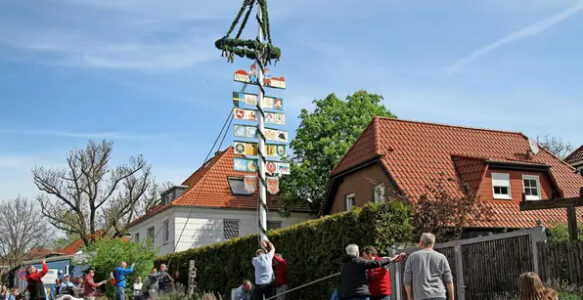 In Benthe haben viele Menschen den Start in den Mai gefeiert